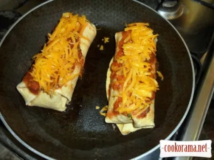 Буріто з куркою, квасолею, в сирній тортілья (тортілья) Буріто з куркою, квасолею, в сирній тортілья