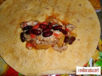 Буріто з куркою, квасолею, в сирній тортілья (куркою) Буріто з куркою, квасолею, в сирній тортілья