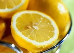 Чим вивести плями від кульбаб на одязі