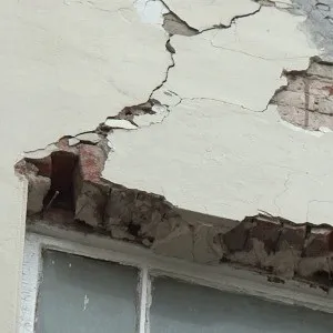 Що робити, якщо тріщина в стіні цегляного будинку або в цегляній кладці під вікнами (тріщина) Що робити, якщо тріщина в стіні цегляного будинку або в цегляній кладці під вікнами