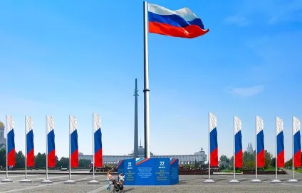 Цифрові листівки і 24-метровий триколор прикрасять москву до дня державного прапора - Київ (триколор) Цифрові листівки і 24-метровий триколор прикрасять москву до дня державного прапора - Київ