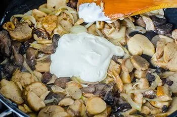 Гриби тушковані в сметані
