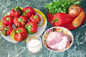 Гогошари фаршировані м'ясом і тушковані зі сметаною (гогошари) Гогошари фаршировані м'ясом і тушковані зі сметаною