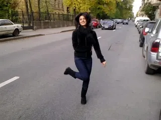 Дівчина танцює перед дзеркалом