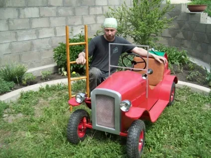 Дитячі педальні машинки