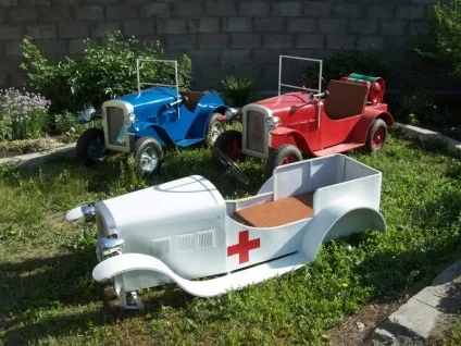 Дитячі педальні машинки