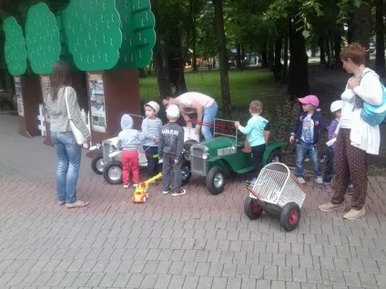 Дитячі педальні машинки
