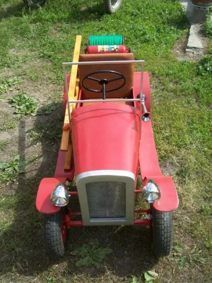 Дитячі педальні машинки