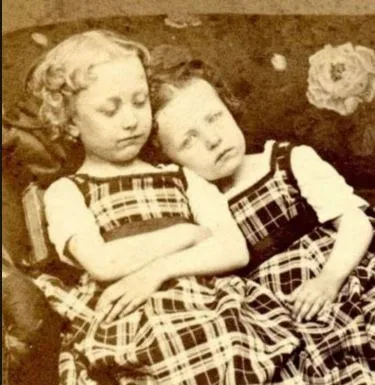 Фотографії мертвих на пам'ять дивні речі вікторіанської епохи (епохи) Фотографії мертвих на пам'ять дивні речі вікторіанської епохи