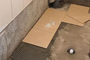 Як класти кахель на підлогу