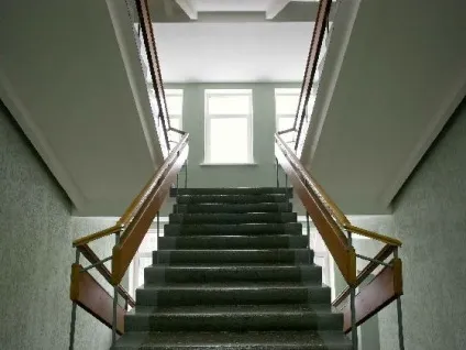 Як підніматися по сходах