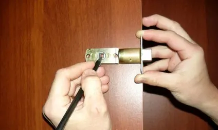 Як правильно врізати самому замок в міжкімнатні двері самостійно - інструкція з відео (замок) Як правильно врізати самому замок в міжкімнатні двері самостійно - інструкція з відео