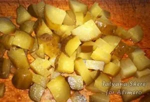 Капуста тушкована з грибами і солоними огірками