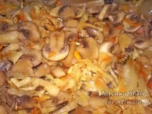 Капуста тушкована з грибами і солоними огірками