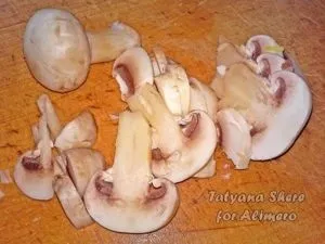 Капуста тушкована з грибами і солоними огірками