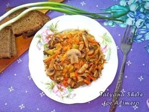 Капуста тушкована з грибами і солоними огірками