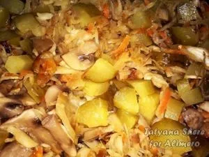 Капуста тушкована з грибами і солоними огірками