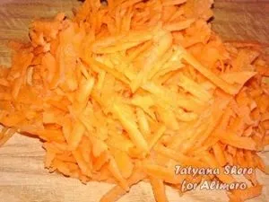 Капуста тушкована з грибами і солоними огірками