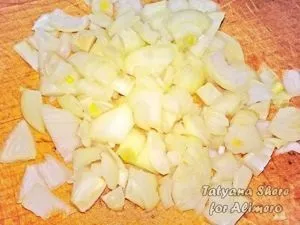 Капуста тушкована з грибами і солоними огірками