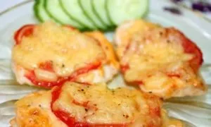 Куряче філе з помідорами і сиром запечене в духовці або сковороді (рецепти) (помідорами) Куряче філе з помідорами і сиром запечене в духовці або сковороді (рецепти)