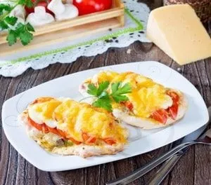 Куряче філе з помідорами і сиром запечене в духовці або сковороді (рецепти) (запечене) Куряче філе з помідорами і сиром запечене в духовці або сковороді (рецепти)
