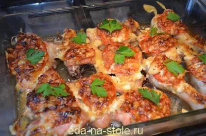 Курка з помідорами і сиром в духовці, їжа на столі (помідорами) Курка з помідорами і сиром в духовці, їжа на столі