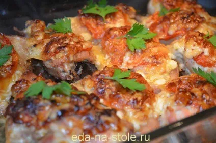 Курка з помідорами і сиром в духовці, їжа на столі (помідорами) Курка з помідорами і сиром в духовці, їжа на столі