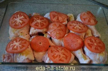 Курка з помідорами і сиром в духовці, їжа на столі (страви з птиці) Курка з помідорами і сиром в духовці, їжа на столі