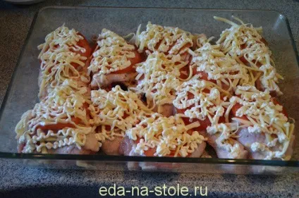 Курка з помідорами і сиром в духовці, їжа на столі (сиром) Курка з помідорами і сиром в духовці, їжа на столі