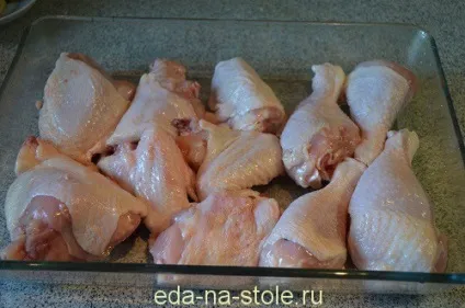 Курка з помідорами і сиром в духовці, їжа на столі (з помідорами) Курка з помідорами і сиром в духовці, їжа на столі