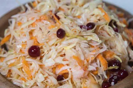 Квашена капуста з цукром і журавлиною - рецепт сучасної домашньої кухні з фото
