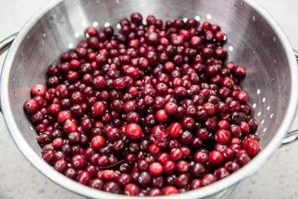 Квашена капуста з цукром і журавлиною - рецепт сучасної домашньої кухні з фото