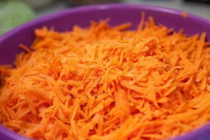 Квашена капуста з цукром і журавлиною - рецепт сучасної домашньої кухні з фото