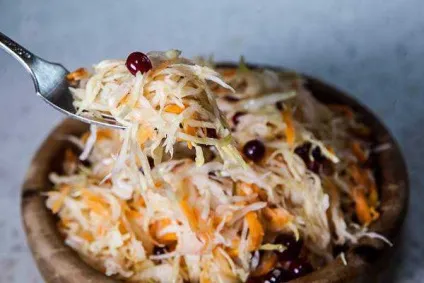 Квашена капуста з цукром і журавлиною - рецепт сучасної домашньої кухні з фото