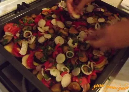 Куряче філе запечене з овочами в духовці