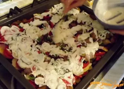 Куряче філе запечене з овочами в духовці