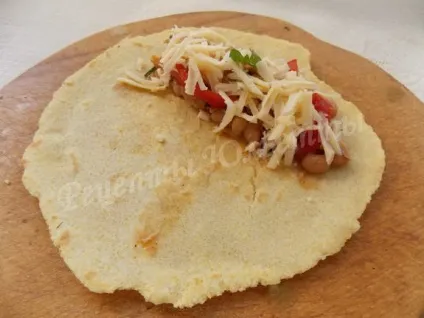 Мексиканські буріто з квасолею і куркою (куркою) Мексиканські буріто з квасолею і куркою
