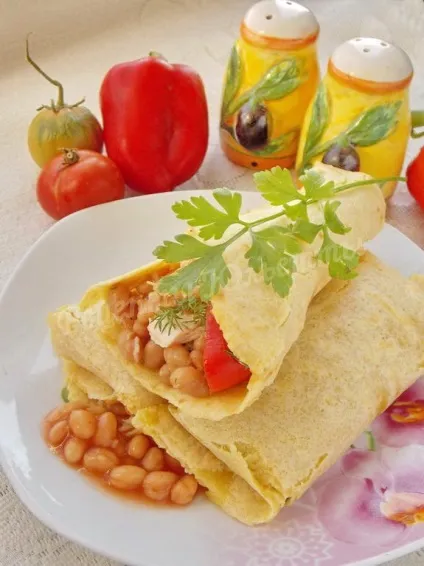 Мексиканські буріто з квасолею і куркою (буріто) Мексиканські буріто з квасолею і куркою