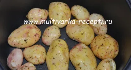 Молода картопля, запечена в мультиварці