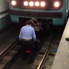 Москва, новини, чоловік вижив після падіння на рейки на станції метро - Воробйови гори (Сокольницької) Москва, новини, чоловік вижив після падіння на рейки на станції метро - Воробйови гори