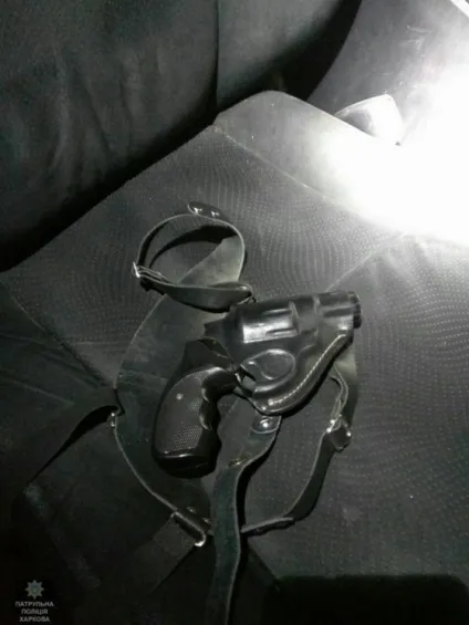 На Салтівці затримали учасника бійки у чоловіка був пістолет під патрон Флобера - останні новини (патрон) На Салтівці затримали учасника бійки у чоловіка був пістолет під патрон Флобера - останні новини
