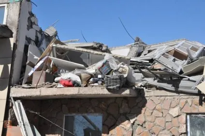 Обвалився аварійний будинок в Караганді, побудований на кошти пайовиків (фото) (124квартірний) Обвалився аварійний будинок в Караганді, побудований на кошти пайовиків (фото)