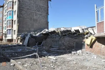 Обвалився аварійний будинок в Караганді, побудований на кошти пайовиків (фото) ( «бесоба») Обвалився аварійний будинок в Караганді, побудований на кошти пайовиків (фото)