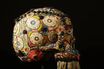 Оригінальні черепа з бісеру, ниток, пір'я і страз від jim skull (пір'я) Оригінальні черепа з бісеру, ниток, пір'я і страз від jim skull