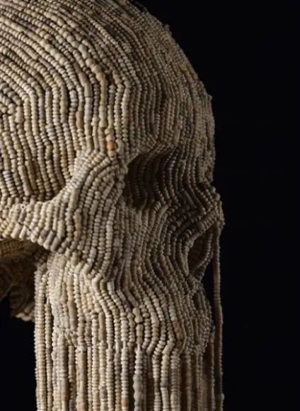 Оригінальні черепа з бісеру, ниток, пір'я і страз від jim skull (пір'я) Оригінальні черепа з бісеру, ниток, пір'я і страз від jim skull