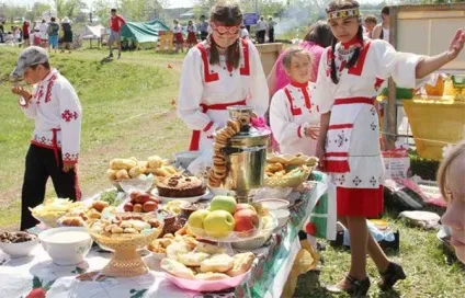 Пиріжки з солоними огірками