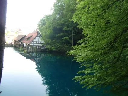 Чому вода в водоймах буває синя, зелена, жовта і навіть червоного кольору (чому) Чому вода в водоймах буває синя, зелена, жовта і навіть червоного кольору