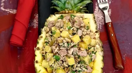 Салат з куркою і ананасами