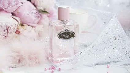 Рожева хмара prada новий аромат infusion de rose (глембокс косметичка) Рожева хмара prada новий аромат infusion de rose