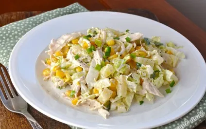 Салат з куркою і ананасами